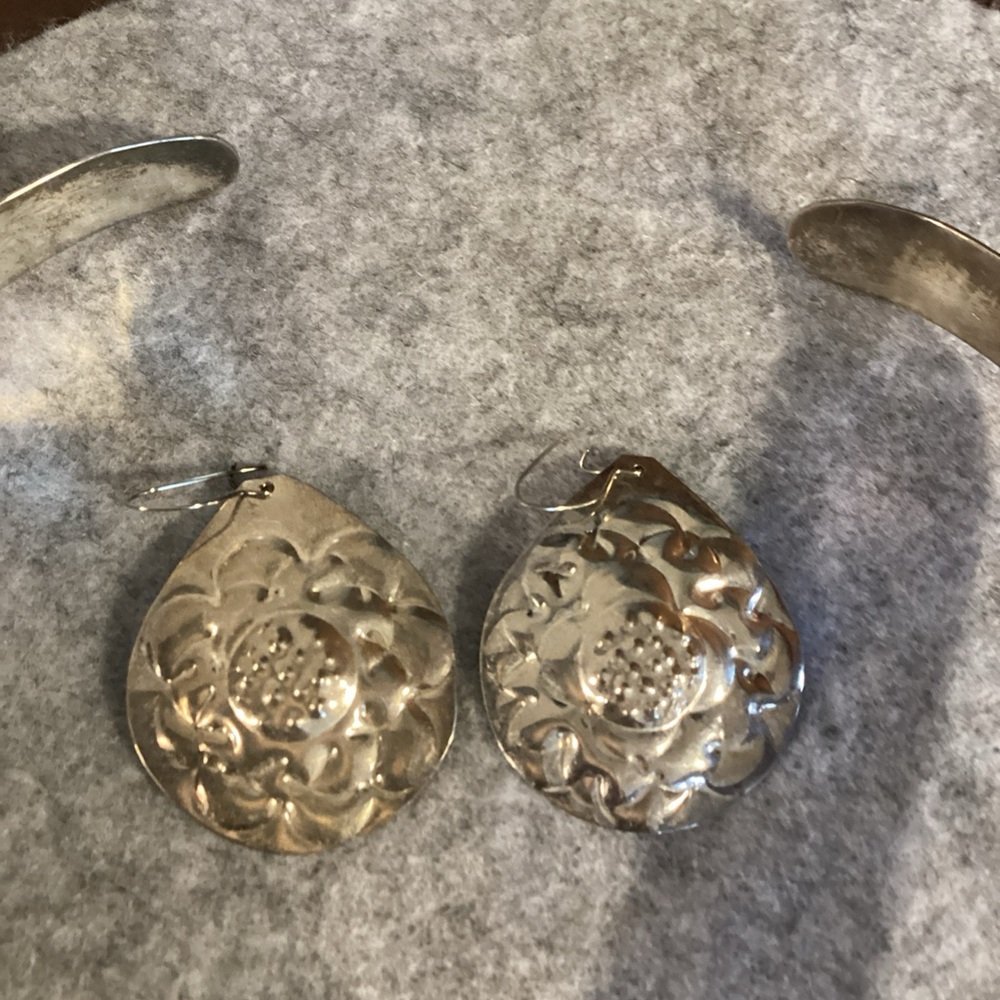 Elegant Silver Jewelry Set - Picture 8 of 9